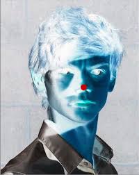 Ok It Is Really Weird But It Totally Works Stare At The Red Dot For 30 Seconds Then Blink Over And Over At A Maze Runner Thomas Sangster Maze Runner Imagines