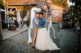 En yakın havaalanı olan düsseldorf uluslararası havaalanı 36 km mesafededir. Sonnige Herbsthochzeit Auf Schloss Dyck Und Im Cafe Floral Focus Blue Fotografie