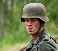 Sotasarjojen ystÃ¤ville nyt harvinaista herkkua luvassa: uunituore,  kotimaassaan suursuosion saavuttanut kaksiosainen minisarja!