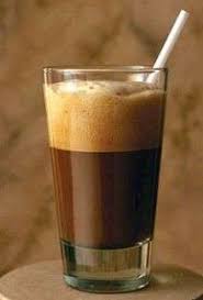 I suoi ingredienti di base sono caffè istantaneo, zucchero e acqua. Frappe Al Caffe