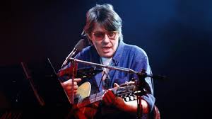He practised first the violin, then the guitar, and joined a number of local jazz bands (jazz was his . Fabrizio De Andre Radio Birikina Anni 60