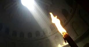 Se pot numara pe degete filmarile cu globurile de lumina, fulgerele albastre sau aprinderile de asemenea, documentarul mai contine interviuri si cu alti martori ai sfintei lumini. Lumina SfantÄ De La Ierusalim Va Ajunge Èi In Romania DelegaÈiile Eparhiilor O Vor Prelua De La Otopeni