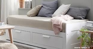 Menambahkan kursi lesehan bermotif bunga pun bisa jadi pilihan agar ruang tamu terlihat lebih beranekaragam. 15 Ide Sofa Ruang Tamu Sempit Harga Terjangkau