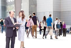 El nepotismo es la preferencia que se da a parientes, amigos o allegados para los empleos públicos o reconocimientos sin evaluar las capacidades que poseen para el cargo a desempeñar. Significado De Nepotismo Que Es Definicion Y Concepto