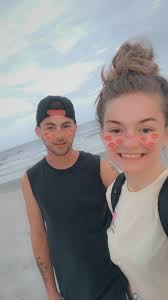 Can someone edit a wedding photo to make it look like a live photo with a  kissing scene?