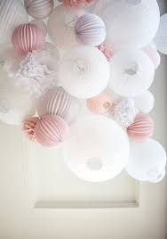 Lanterne Chinoise Une Idee De Decoration De Mariage Dans Les Tons Rose Et Blanc En 2020 Decoration Plafond Mariage Decoration Mariage Decor De Rose