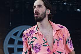Garde le sourire plus rien est grave tant qu'il nous reste une seconde de souvenir dans le crâne nos deux corps pourraient mourir j'ai déjà fait le deuil maintenant pars loin de moi une larme cachée dans l'oeil File Festival Des Vieilles Charrues 2019 Lomepal 070 Jpg Wikimedia Commons