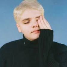 why does nobody ever talk about this gerard look. i love her