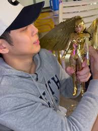 Dati nung college, first time kong makakita ng Hot Toys figure, si Wonder  Woman pa mismo. Doon biglang nabuhay yung inner child ko. Noon kasi, hindi  pa ako out at hindi ko rin nalalaro yung mga gusto ...