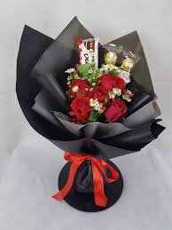 Chocolate With Roses Bouquet Design A Food Bouquet Chocolate Flowers Bouquet Valentines Candy Bouquet