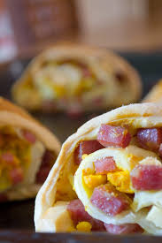 I panini napoletani all'olio sono dei morbidi e gustosi panini imbottiti con salumi e formaggi, tipici della cucina napoletana, originariamente farciti anche con uova sode. Panini Napoletani In Mou Veritas Classico Street Food Partenopeo