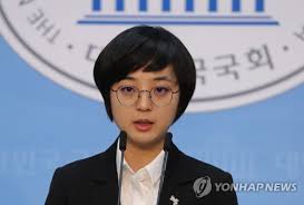 류호정 나이는 1992년생으로 올해 28살이며 지난 2014년 이화여대에서 e스포츠 동아리를 만들었고 이후 아프리카tv 게임 bj로 활동하다가 중견 게임사에 취업하기도 했습니다. ë¥˜í˜¸ì • ë²Œì¨ë¶€í„° 2ì°¨ ê°€í•´ ë°•ì›ìˆœ ì¡°ë¬¸ ì•Šê² ë‹¤ ì—°í•©ë‰´ìŠ¤