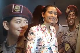 Gaya rambut pendek wanita yang jatuh tepat di bahu tergolong mudah dirawat dan penataannya pun tidak butuh waktu lama. Laura Theux Tak Menyesal Potong Rambut Bondol Demi Pohon Terkenal