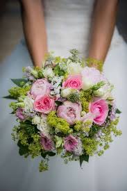 Iranisch Deutsche Hochzeit Mitten In Bremen So Feierten Anne Navid Mit Ihren Liebsten Deutsche Hochzeit Schone Blumenstrausse Blumenstrauss