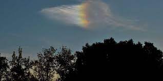 Coloriage arc en ciel sur deux nuages. Mais Quel Est Ce Rare Nuage Couleur Arc En Ciel Photographie En Gironde