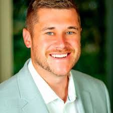 Lauri Pratt's Instagram, Twitter & Facebook