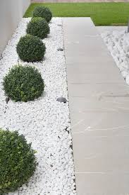 Set a border in contemporary stone. Wonderful Landscaping Ideas With White Pebbles And Stones Page 3 Of 3