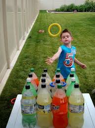 En muchas fiestas se elige un tema para los niños y otro para las niñas. Juegos Divertidos Al Aire Libre Para Fiestas Infantiles Juegos Para Ninos Al Aire Libre Juegos De Kermes Juegos Para Fiestas Infantiles