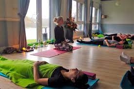 Giulia ist eine professionelle tänzerin, die nach ihrem. Yoga Am Wasser