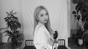 1 clear case + outbox + 1 desk calendar + 1 spring diary + 1 making dvd(97m) + 1 mini poster set + 1 id photo sticker set + 1 paper frame + group photo + 1 poster calendar + 1. Teaser ì´ë‹¬ì˜ ì†Œë…€ Loona 2021 Season S Greetings Youtube