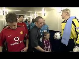 Gary neville a levé le voile sur son intégration dans le vestiaire de manchester united et le traitement «brutal» de peter schmeichel qui l'a endurci. Alasan Gary Neville Tolak Jabat Tangan Schmeichel Di Manchester United