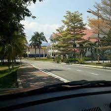 Jalan raya timur barat, walau pun dibina untuk menyambungkan gerik di perak dan jeli di kelantan, sebenarnya menghubungkan bandar diraja kuala kangsar ke kota bharu. Rumah Rehat Kuala Kangsar Kuala Kangsar Rest House Hotel
