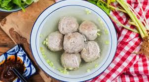 Rebus daging kambing dan masukkan bumbu halus. Cara Membuat Bakso Sapi Yang Kenyal Dengan Blender Lifestyle Fimela Com