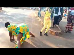 Janga la corona limeendelea kuathiri watu wengi wakiwemo baadhi ya wasichana mtaani mathare hapa jijini nairobi ambao sasa wamelazimika kusalia bila kuoga kutokana na huduma ambayo hapo awali walikuwa wakiipata shuleni. Baikoko Uchi Mambo Ya Kibao Kata Chura Wa Buza Wacheza Uchi Youtube