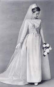 Migliori abiti da sposa italia 2021 collezione, ci sono vestiti da sposa colorati e la purezza del l'abito da sposa, per essere la donna. Anni 60 70 80 90 Anni 60 Moda Anni 60 Moda