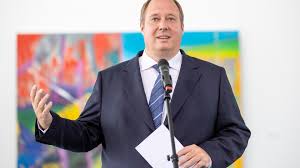 German chancellor angela merkel's chief of staff, helge braun, warned that the country still finds itself in the most dangerous phase of the pandemic. a street sign indicating that the use of. Fahrrad Fahren Kanzleramtschef Emport Mit Anti Corona Tipp