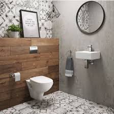 Ein Modernes Badezimmer Mit Einer Hangenden Designtoilette In 2020 Modern Bathroom Design Modern Bathroom Bathroom Interior Design