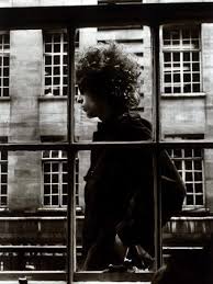 All I Can Do Is Be Me Whoever That Is Poster The One And Only Bob Dylan Walking Past A Shop Window In London 1966 Reprodukcja Zdjecia W Allposters Pl Bob Dylan Poster Bob Dylan Dylan