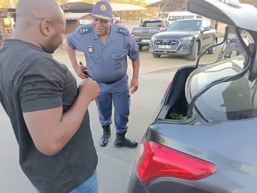 🔴BREAKING: Mpumalanga Police Officer Arrested in Secunda Diesel Truck Hijacking Takedown this Morning🔴 Secunda – A serving police officer was arrested this morning as he arrived for duty in Secunda, Mpumalanga, during