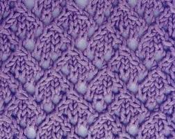 Muster beispiel 32 zeigt drei verschiedene muster, die nur aus festen maschen mit umschlägen, zusammen gestrickten und überzogenen maschen bestehen. 1000 Strickmuster 005 Rauten Schnittmuster Stricken Strickmuster Lochmuster Stricken