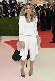 Sarah jessica parker ist das vierte kind von stephen parker, einem schriftsteller, und barbara, einer grundschullehrerin. Sarah Jessica Parker Chooses Monse A Buzzy Young Brand For The Met Gala Racked