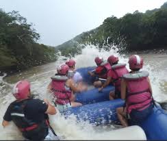 Este municipio tiene el privilegio de ser pionero en la práctica del canotaje en colombia inaugurando la primera ruta de rafting en 1996. Canotaje En El Rio Fonce San Gil Familiar Tel 304 59 58 509 Picture Of Canotaje San Gil Tripadvisor