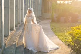 Check spelling or type a new query. Portrat Einer Schonen Muslimischen Braut Mit Make Up In Weissen Brautkleid Mit Schonen Weissen Kopfschmuck Naturliches Licht Lizenzfreie Fotos Bilder Und Stock Fotografie Image 85002564