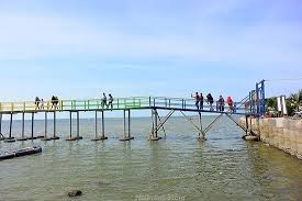 Namun pastikan kendaraan anda cukup bagus untuk menelusuri medan yang lumayan menantang menuju lokasi pantai. Pantai Kutang Lamongan Indonesia Review Tripadvisor