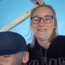 Amanda Cleveland's Instagram, Twitter & Facebook