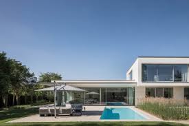 Hoog.design toont tal van verschillende voorbeelden van moderne interieurs. Moderne Poolvilla Minimalistisch Pools Koln Von Ekvard Baar Garden Design Houzz