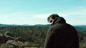 Passe en revue tous les symptômes d'une exposition un peu trop longue au soleil. Paul Sanchez Est Revenu Critique Sur Le Depart