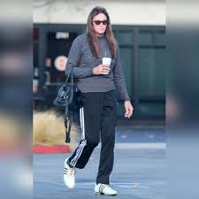 Formerly bruce jenner, caitlyn jenner shares her beauty tips for hair, makeup and fashion. Makeup Free Caitlyn Jenner Looks Downcast As She Picks Up Coffee