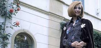 Raffaella maria roberta pelloni (born 18 june 1943), better known as raffaella carrà (italian: Raffaella Carra La Pop Star Che Ha Insegnato All Europa Le Gioie Del Sesso