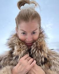 Selling my gorgeous Designer Reversible Fox Fur-coat by Utzon✨ #vintagefur  #foxcoat #glam #luxurybrand #Danishdesinger Mint condition!!! DM for more  details or text Beate #213.675.1489 ✨💅🏼🎿