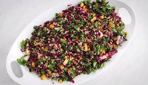 Decouvrez Notre Recette Simple De Salade De Chou Avec Kale Et Chou Rouge Poires Et Graines De Tournesol In 2020 Cooking Food Sprouts