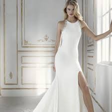 I migliori abiti da sposa con le maniche lunghe presentati nelle collezioni bridal 2018, indispensabili nella stagione fredda. 80 Abiti Da Sposa Semplici Quando L Essenziale E Visibile Agli Occhi