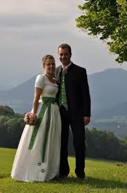 Bayerisches Hochzeitspaar Im Oberland Hochzeitskleid Dirndl Dirndl Hochzeit Braut Dirndl