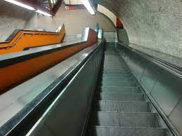 It serves chapultepec park and numerous attractions therein, as well as the luis barragán house and studio. Escaleras Del Metro Constituyentes Mapio Net