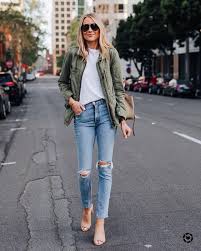 La mezclilla es una tela que se incorporó en 1934 con la producción de los primeros jeans para mujer, con lo que para el invierno de esa época se buscaba dar un toque más relajado y cómodo para poder lucir esa temporada. Chaqueta Militar Cut Paste Blog De Moda