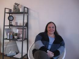 Sa décoration est un mélange industriel et rustique chic, très chaleureux, où les murs de briques apparentes et le bois. Pascale Duval A Ouvert Un Cabinet De Psychologue A Quillebeuf Sur Seine L Eveil De Pont Audemer